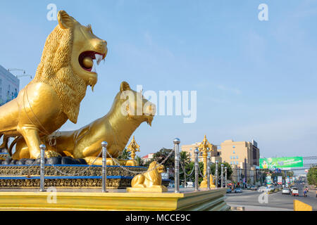 Golden Lion Monument au centre de la ville de Sihanoukville, Cambodge Banque D'Images