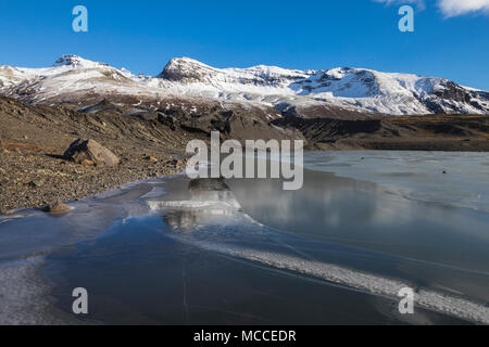 Lac gelé à la fin de l'Svinafellsjökull, un glacier de vallée écoulement Öraefajökull Volcan, un volcan de glace dans le parc national du Vatnajökull le long de la Banque D'Images