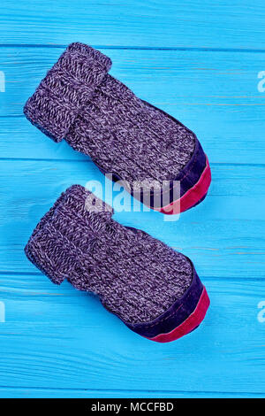 Laine naturelle prix chaussons. Chaussettes de laine tricotées avec semelles en cuir rouge et violet close up. Tricoter des chaussettes d'hiver pour les enfants. Banque D'Images