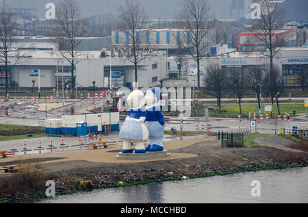 Vervoerd Amsterdam Pays-Bas - 1 Avril 2018 : Pays-Bas emblématique statue de kissing couple extérieur complexe industriel Banque D'Images