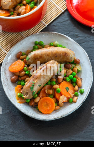 Saucisses et bean casserole avec les carottes et les pois verts - Vue de dessus Banque D'Images