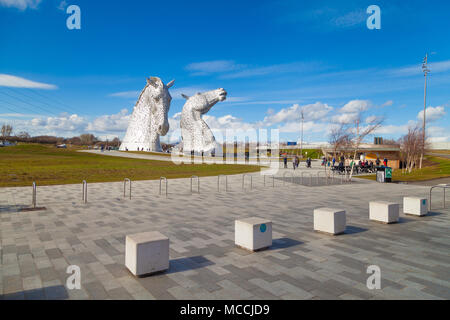 Les Kelpies 30 mètres de haut sculptures à tête de cheval au centre près de Falkirk en Écosse Helix Banque D'Images