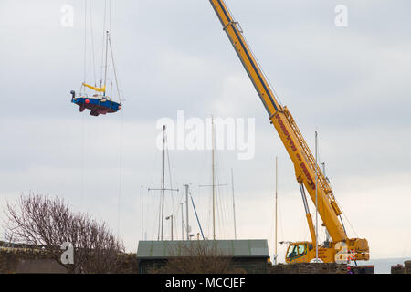 Un grand une grue d'un bateau d'éclairage haut dans le ciel, Fife, en Écosse. Banque D'Images