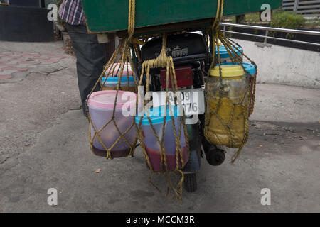 HYDERABAD, INDE - AVRIL 03,2018 vente du vendeur pickles indiens sur sa moto à Hyderabad, Inde Banque D'Images