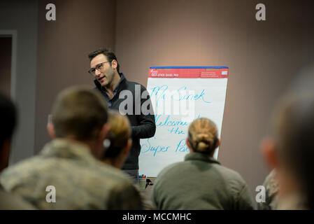 Simon Sinek parle aux membres de la 436e Escadron Port Aérien Le 1 février 2018, à Dover Air Force Base, Del. Sinek a organisé plusieurs séances de questions et réponses avec des aviateurs au cours de sa visite de deux jours à Douvres AFB. (U.S. Photo de l'Armée de l'air par le sergent. Aaron J. Jenné) Banque D'Images