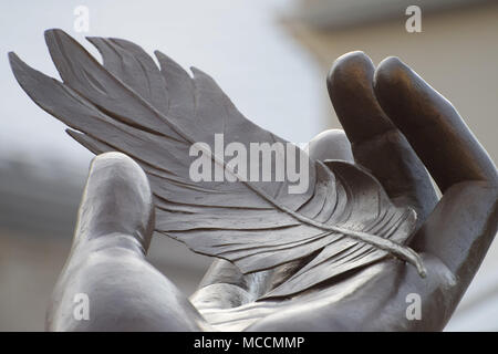 Close up sur une sculpture intitulée Une feuille dans la main - une feuille dans la main par l'artiste Jules Lasalle. Banque D'Images