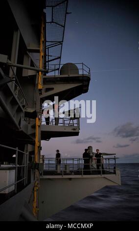 180205-N-NN369-0007 OCÉAN ATLANTIQUE (fév. 5, 2017) Les marins se préparer à une mitrailleuse de calibre .50 tir de nuit sur la plage arrière à bord du porte-avions de classe Nimitz USS ABRAHAM LINCOLN (CVN 72). (U.S. Photo par marine Spécialiste de la communication de masse 2e classe Jessica Paulauskas/libérés) Banque D'Images