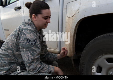 Airman principal Kimberly Pearcy, 2e Escadron d'appui aux opérations de changement de gestion de l'aérodrome de plomb, vérifie un pneu pour un objet étranger débris avant de circuler sur la ligne de vol à la base aérienne de Barksdale, en Louisiane, le 1 février 2018. Dom peut être quelque chose de rochers pour metal sur l'axe de vol, ce qui pourrait endommager les aéronefs. (U.S. Air Force photo par un membre de la 1re classe Cassandra Johnson) Banque D'Images