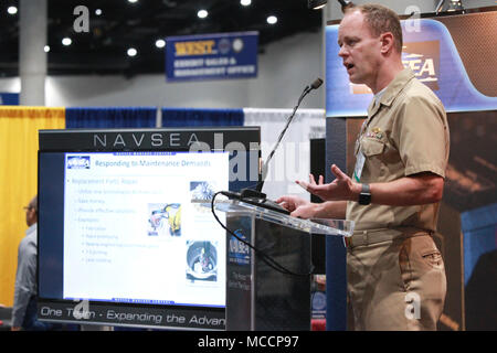 180207-N-HW977-119 SAN DIEGO (fév. 7, 2018) Le Capitaine Doug LaCoste, commandant du Naval Undersea Warfare Center (NUWC Keyport, Division), prend la parole à la Naval Sea Systems Command (NAVSEA) stand pendant à l'Ouest en 2018, une conférence de trois jours co-parrainé par l'Armed Forces Communications and Electronics Association (AFCEA) et U.S. Naval Institute (USNI). (U.S. Photo par Greg Vojtko marine/libérés) Banque D'Images