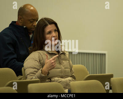 Cynthia peut, un résident de Marine Corps Air Station (MCAS) Iwakuni, Japon, adresses le théâtre du Pacifique de la formation (PTEC) conseil à MCAS Iwakuni, Japon, le 9 février 2018. PTEC tend la main aux écoles du département de la défense pour aider à établir un système d'éducation de qualité pour les militaires et leurs familles. (U.S. Marine Corps photo par Lance Cpl. Mason Roy) Banque D'Images