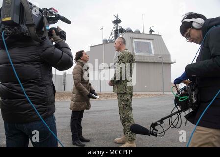 180207-N-GP524-0189 ÉGIDE À TERRE DE DÉFENSE ANTIMISSILE, Roumanie (fév. 7, 2018). Mark Fegley, centre droit, commandant de l'Égide à terre de défense antimissile (AAMDS) Roumanie, est interviewé par les médias japonais Asahi TV anchor Tomoko Nagano, au centre gauche, au cours d'un service médias s'embarquer. L'installation de soutien naval et Deveselu AAMDS Roumanie sont situés dans la base militaire roumaine 99e et jouer un rôle clé dans la défense antimissile balistique en Europe orientale. (U.S. Photo par marine Spécialiste de la communication de masse 2e classe Bill Dodge/libérés) Banque D'Images