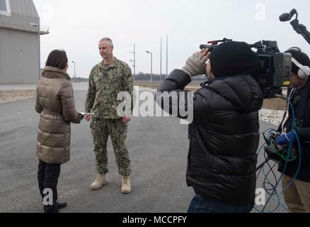 180207-N-GP524-0238 ÉGIDE À TERRE DE DÉFENSE ANTIMISSILE, Roumanie (fév. 7, 2018). Mark Fegley, centre, commandant de l'Égide à terre de défense antimissile (AAMDS) Roumanie, est interviewé par les médias japonais Asahi TV anchor Tomoko Nagano, gauche, au cours d'un service médias s'embarquer. L'installation de soutien naval et Deveselu AAMDS Roumanie sont situés dans la base militaire roumaine 99e et jouer un rôle clé dans la défense antimissile balistique en Europe orientale. (U.S. Photo par marine Spécialiste de la communication de masse 2e classe Bill Dodge/libérés) Banque D'Images