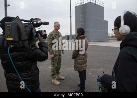 180207-N-GP524-0278 ÉGIDE À TERRE DE DÉFENSE ANTIMISSILE, Roumanie (fév. 7, 2018). Mark Fegley, centre gauche, commandant de l'Égide à terre de défense antimissile (AAMDS) Roumanie, est interviewé par les médias japonais Asahi TV anchor Tomoko Nagano, au centre, à droite, au cours d'un service médias s'embarquer. L'installation de soutien naval et Deveselu AAMDS Roumanie sont situés dans la base militaire roumaine 99e et jouer un rôle clé dans la défense antimissile balistique en Europe orientale. (U.S. Photo par marine Spécialiste de la communication de masse 2e classe Bill Dodge/libérés) Banque D'Images