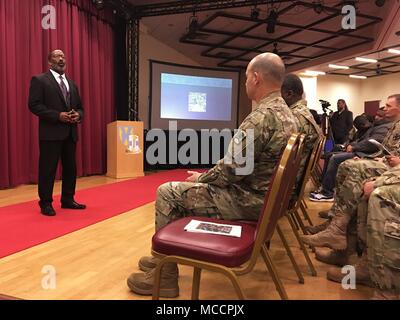 Renaldo Walker, un ancien combattant de l'Armée de l'air et généraliste en ressources humaines et professeur auxiliaire à l'Université de Maryland University College de l'Europe, décrit au cours de Frederick Douglass Garnison de l'armée américaine Rheinland-Pfalz l'histoire afro-américaine mois célébration organisée par la Réserve de l'Armée Mission du 7e Commandement de soutien au 9 février Kaiserslautern Army Community Center sur Daenner Kaserne. Banque D'Images