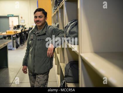 Le 97th Logistics Readiness Squadron Individual Protective Equipment Journeyman est un membre de l'US Air Force chargé de maintenir et de délivrer des équipements de protection pour les besoins de déploiement et d'entraînement à la base aérienne d'Altus en 2018. Les images d'archives enregistrent les unités de stockage utilisées pour l'organisation de l'équipement à l'appui de la formation CBRN et des compétences en engagement. Banque D'Images