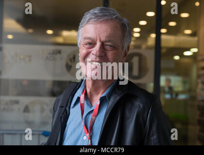 Disc Jockey légendaire, Tony Blackburn, arrive à la BBC pour se préparer à son émission de radio. Il a été le premier DJ à diffusé sur Radio 1 en septembre 1967 Banque D'Images