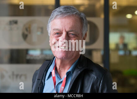 Disc Jockey légendaire, Tony Blackburn, arrive à la BBC pour se préparer à son émission de radio. Il a été le premier DJ à diffusé sur Radio 1 en septembre 1967 Banque D'Images