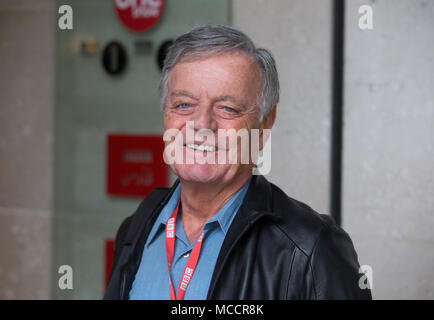 Disc Jockey légendaire, Tony Blackburn, arrive à la BBC pour se préparer à son émission de radio. Il a été le premier DJ à diffusé sur Radio 1 en septembre 1967 Banque D'Images