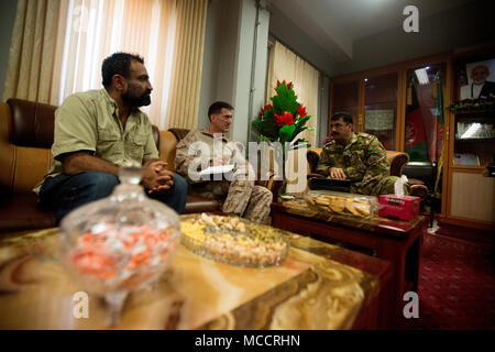 Le colonel Christopher J. Douglas (centre), la conseillère pour la zone 505ème de la Police nationale afghane (PNA) avec la Force au sud-ouest, parle avec le brigadier. Le général Daud Ghulam Tarakhel (droite), général commandant de la 505ème, l'ANP Zone au cours d'une réunion à l'Aérodrome de Bost, 7 février 2018. La réunion a permis aux principaux dirigeants pour discuter de la Défense nationale afghane et des forces de sécurité pendant le fonctionnement du progrès 11 Maiwand. (U.S. Marine Corps photo par le Sgt. Sean J. Berry) Banque D'Images