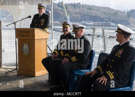 180209-N-KH214-0182 Everett, Washington (09 février 2018) Capt Kyle J. Colton, commandant de l'Escadron de destroyers venant en sens inverse (destroyers) 9, prend la parole lors de la cérémonie de passation de commandement pour 9 à bord de destroyers de la classe Arleigh Burke destroyer lance-missiles USS Kidd (DDG 100) à Station Navale Everett. Au cours de la cérémonie, Colton soulagé le capitaine Douglas W. Kunzman en tant que commandant, de destroyers 9. (U.S. Photo par marine Spécialiste de la communication de masse 2e classe Scott Wood/libérés) Banque D'Images