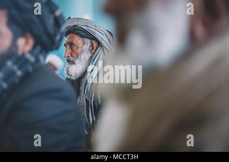 Les anciens locaux de Delaram écouter lors d'une shura de sécurité Groupe de travail avec les dirigeants de l'Ouest (TFSW) et les Forces nationales de défense et de sécurité (force) ANDSF au Camp Delaram, en Afghanistan le 5 février 2018. Des dirigeants clés de l'ANDSF TFSW et mené une shura de sécurité pour une meilleure compréhension de la situation en matière de sécurité par des aînés de la région de la province de Nimroz. (U.S. Marine Corps photo par le Sgt. Conner Robbins) Banque D'Images