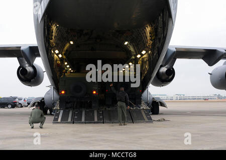 Les arrimeurs affectés au 105e Escadron de transport aérien à New York une décharge d'un Humvee C-17 Globemaster III à la préparation au combat au Centre pour l'exercice du Patriot, Gulfport, Mississippi, le 10 février 2018. Les membres du service et les intervenants locaux se préparent à PATRIOT South est un exercice de formation en intervention en cas de catastrophe des opérations menées par des unités de la Garde nationale travaillant dans le respect de la réglementation nationale, provinciale et locale, les organismes de gestion des urgences et premiers intervenants.(U.S. Photo de la Garde nationale aérienne Aviateur Senior Kiara N. Spann) Banque D'Images