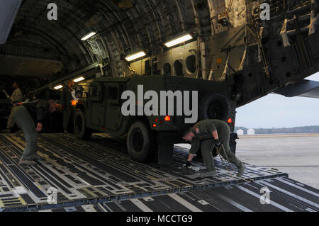 Les arrimeurs affectés au 105th Airlift Wing à New York une décharge d'un Humvee C-17 Globemaster III à la préparation au combat au Centre à Gulfport, Mississippi, le 10 février 2018. PATRIOT Sud est une des opérations de l'exercice de formation menée par des unités de la Garde nationale travaillant dans le respect de la réglementation nationale, provinciale et locale, les organismes de gestion des urgences et premiers intervenants.(U.S. Photo de la Garde nationale aérienne Aviateur Senior Kiara N. Spann) Banque D'Images