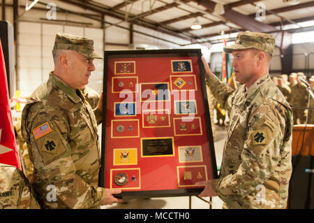 La 45e Brigade d'infanterie de l'équipe de combat de sergent-major de commandement, commandement Sgt. Le major Christopher Miller, remet une plaque au nom de la Brigade au Colonel David Jordan, commandant sortant, lors de la cérémonie de passation de commandement s'est déroulée au Camp Gruber, New York, le 11 février. (U.S. Photo de la Garde nationale par la CPS. Brianna Rhodes) Banque D'Images