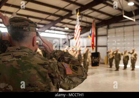 Le colonel David Jordan, commandant sortant de la 45ème Infantry Brigade Combat Team, salue les couleurs durant l'hymne national à la brigade de la cérémonie de passation de commandement tenue, au Camp Gruber, New York, le 11 février. (U.S. Photo de la Garde nationale par la CPS. Brianna Rhodes) Banque D'Images