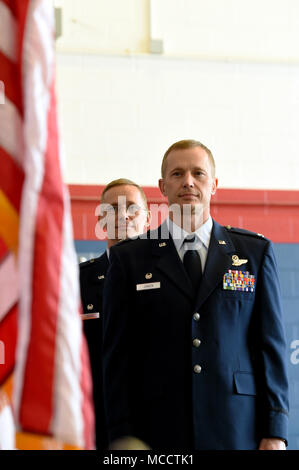 Le lieutenant-colonel Matt Jensen, un pilote de F-16 à la 149e Escadre de chasse, Joint Base San Antonio, se tient derrière son frère jumeau, le colonel Geoffrey Jensen, un F-15 pilote à Kingsley Field, Klamath Falls, Oregon, durant l'hymne national avant sa promotion cérémonie tenue à JBSA-Lackland, Texas, le 8 février 2018. (Air National Guard photo de Tech. Le Sgt. Mindy Bloem) Banque D'Images