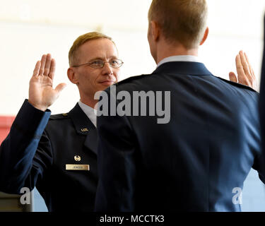 (À GAUCHE) Le colonel Geoffrey Jensen, un F-15 pilote à Kingsley Field, Klamath Falls, Oregon, administre le serment d'office à son frère jumeau, le colonel Matt Jensen (à droite), un pilote de F-16 à l'Escadre de chasse149Th, Joint Base San Antonio, au cours de la promotion de son frère cérémonie tenue à JBSA-Lackland, Texas, le 8 février 2018. (Air National Guard photo de Tech. Le Sgt. Mindy Bloem) Banque D'Images