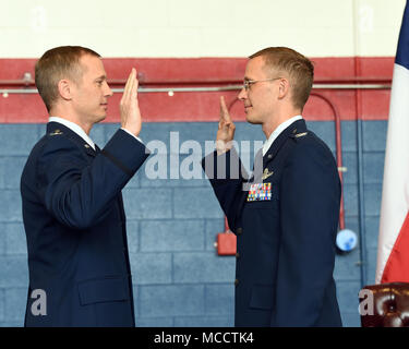 (À GAUCHE) Le colonel Geoffrey Jensen, un F-15 pilote à Kingsley Field, Klamath Falls, Oregon, administre le serment d'office à son frère jumeau, le colonel Matt Jensen (à droite), un pilote de F-16 à l'Escadre de chasse149Th, Joint Base San Antonio, au cours de la promotion de son frère cérémonie tenue à JBSA-Lackland, Texas, le 8 février 2018. (Air National Guard photo de Tech. Le Sgt. Mindy Bloem) Banque D'Images