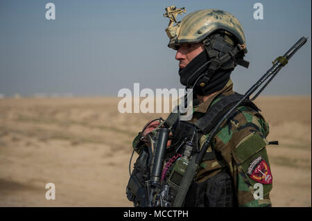 Un commando de l'Armée nationale afghane le terrain des enquêtes d'un secteur d'entraînement pendant une évolution de la formation, le 10 février 2018 au Camp de Pamir, province de Kunduz, Afghanistan. La formation de l'unité permet aux soldats de se préparer à travailler en équipe pour fournir une puissance de combat efficace contre les groupes d'insurgés. (Photo par Sean Carnes) Senior Airman Banque D'Images