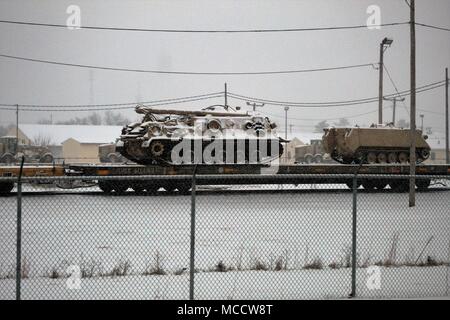 L'équipement militaire est mis en scène pour le mouvement de la poster sur les wagons de 3 février 2018, à Fort McCoy, Wisconsin (Etats-Unis) le mouvement de matériel faisait partie d'un wagon de formation par temps froid à l'installation. En février 2018, des milliers de soldats ainsi que les membres des autres services militaires formés à l'installation. (U.S. Photo de l'Armée de Scott T. Sturkol, Public Affairs Office, Fort McCoy, Wisconsin) Banque D'Images