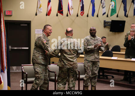 Cérémonie de changement de commandement à Fort Jackson impliquant la 81st Readiness Division et le leadership de la réserve de l'armée des États-Unis. L'image d'archives documente un conseiller principal enrôlé félicitant un commandant général entrant pendant que le commandant adjoint observe pendant un événement de transition officiel. Banque D'Images