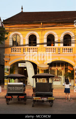 Vieille maison coloniale française dans une rue, Siem Reap Cambodge Asie Banque D'Images