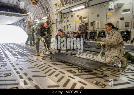 La Garde nationale aérienne de partout au pays participent à des scénarios de formation en évacuation aéromédicale au cours du Sud 2018 PATRIOT, Gulfport, Mississippi, le 12 février 2018. PATRIOT est un exercice d'entraînement aux opérations domestiques parrainé par la Garde nationale qui vise à accroître la compréhension de la coordination, politiques et procédures nécessaires à la réalisation d'une réponse nationale interinstitutions. (U.S. Photo de la Garde nationale aérienne par le sergent. Michelle Y. Alvarez-Rea) Banque D'Images