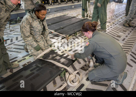 La Garde nationale aérienne de partout au pays participent à des scénarios de formation en évacuation aéromédicale au cours du Sud 2018 PATRIOT, Gulfport, Mississippi, le 12 février 2018. PATRIOT est un exercice d'entraînement aux opérations domestiques parrainé par la Garde nationale qui vise à accroître la compréhension de la coordination, politiques et procédures nécessaires à la réalisation d'une réponse nationale interinstitutions. (U.S. Photo de la Garde nationale aérienne par le sergent. Michelle Y. Alvarez-Rea) Banque D'Images