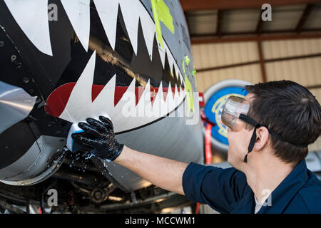 Airman Senior Michael Atkinson, 74e Unité de maintenance d'aéronefs, chef d'équipe dédiée se lave les dents sur un A-10C Thunderbolt II, le 8 février 2018, à Moody Air Force Base, Ga, en plus de l'entretien mécanique et électrique, UN-10 doivent être lavés tous les 180 jours ou d'environ 1 000 heures de vol afin de contrôler la corrosion causée par l'arme à feu et de résidus d'échappement du moteur. (U.S. Photo de l'Armée de l'air par la Haute Airman Janiqua P. Robinson) Banque D'Images