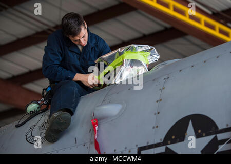 Airman Senior Michael Atkinson, 74e Unité de maintenance d'aéronefs, chef d'équipe dédié protège un composant avant de laver un A-10C Thunderbolt II, le 8 février 2018, à Moody Air Force Base, Ga. aviateurs bouclé divers composants électriques avant le lavage pour les protéger des produits chimiques présents dans le savon. (U.S. Photo de l'Armée de l'air par la Haute Airman Janiqua P. Robinson) Banque D'Images