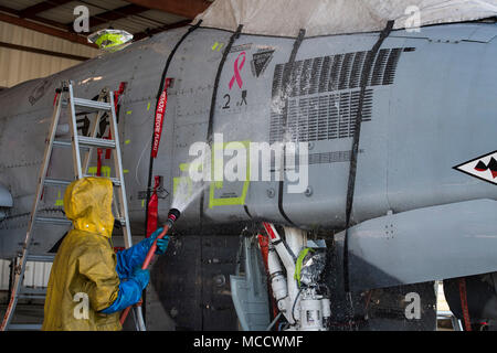 Airman Senior Michael Atkinson, 74e Unité de maintenance aéronautique chef d'équipe dédiée, le côté d'un A-10C Thunderbolt II, le 8 février 2018, à Moody Air Force Base, Ga. Senior Airman Michael Atkinson, 74e Unité de maintenance aéronautique chef d'équipe dédiée, le côté d'un A-10C Thunderbolt II, 8 janvier 2018, à Moody Air Force Base, Ga, en plus de l'entretien mécanique et électrique, UN-10 doivent être lavés tous les 180 jours ou d'environ 1 000 heures de vol afin de contrôler la corrosion causée par l'arme à feu et de résidus d'échappement du moteur. (U.S. Photo de l'Armée de l'air par la Haute Airman Janiqua P Banque D'Images