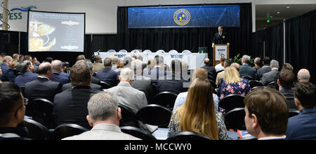 180206-N-ONU340-004 SAN DIEGO (fév. 6, 2018) Vice-amiral de la Marine américaine. Matthieu Kohler, commandant, Commandement des Forces d'information de la Marine (NAVIFOR), fournit une mise à jour du commandant dans la Marine américaine Information Warfare (IW) Pavilion Theatre à l'Ouest conférence 2018. L'IW pavilion démontre l'engagement de la marine La guerre à l'ère de l'information par l'utilisation de haut-parleurs, panneaux, experts en la matière et affiche une capacité d'organismes tels que le Bureau de l'administrateur en chef des opérations navales de la guerre de l'information (OPNAV N2N6), le parc automobile des États-Unis/Commande Cyber Dixième flotte (FAC/C10F), Marine I Banque D'Images