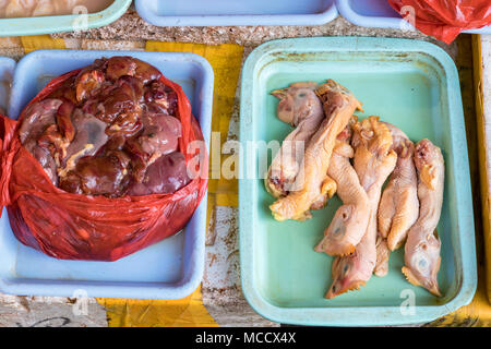 Têtes de poulet et autres viandes en vente, Xiamen, Xiamen, marché huit Fuijan, Chine Banque D'Images