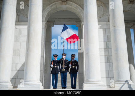 L'ARMÉE AMÉRICAINE Color Guard porte le drapeau français lors d'un Wreath-Laying les Forces armées honneur cérémonie offerte par le général François Lecointre, chef d'état-major de la Défense, Forces armées françaises, sur la Tombe du Soldat inconnu au cimetière national d'Arlington, Arlington, Virginie, le 12 février 2018. Lecointre visité ANC dans le cadre de sa première visite officielle, visiter l'Amphithéâtre Memorial Afficher Prix et réunion avec les hauts dirigeants de l'ANC. (U.S. Photo de l'armée par Elizabeth Fraser / Arlington National Cemetery / relâché) Banque D'Images