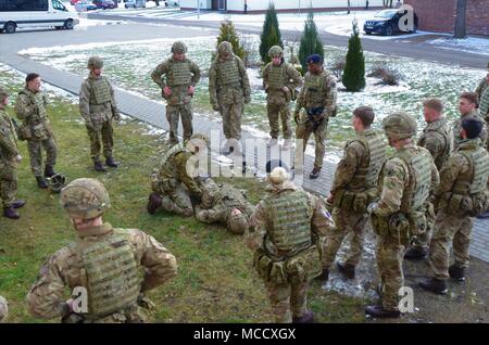 Royaume-uni, les soldats affectés à Balaklava Troop, Light Dragoons et le groupe tactique de la formation médicale sur le terrain de la Pologne qui améliorent les capacités de mission, le développement du leadership et de formation alors que l'état de préparation à l'appui de groupe de combat alliés, à Bemowo Piskie Domaine de formation, la Pologne le 6 février 2018. La Pologne est un groupe de combat, l'unique groupe de combat multinationale, composée d'Américains, Britanniques, croate et soldats roumains qui servent avec la 15e Brigade mécanisée polonaise comme une force de dissuasion dans le nord-est de la Pologne à l'appui de l'OTAN vers l'amélioration de la présence. (Avec la permission de la photo fournie par le ministère de la Press Banque D'Images