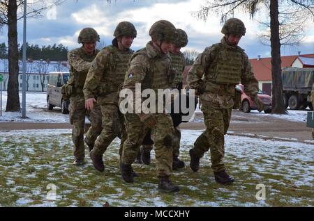 Royaume-uni, les soldats affectés à Balaklava Troop, Light Dragoons et le groupe tactique de la formation médicale sur le terrain de la Pologne qui améliorent les capacités de mission, le développement du leadership et de formation alors que l'état de préparation à l'appui de groupe de combat alliés, à Bemowo Piskie Domaine de formation, la Pologne le 6 février 2018. La Pologne est un groupe de combat, l'unique groupe de combat multinationale, composée d'Américains, Britanniques, croate et soldats roumains qui servent avec la 15e Brigade mécanisée polonaise comme une force de dissuasion dans le nord-est de la Pologne à l'appui de l'OTAN vers l'amélioration de la présence. (Avec la permission de la photo fournie par le ministère de la Press Banque D'Images