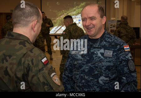 Le général polonais Jarosław Gromadziński, la 15e Brigade mécanisée, commandant croate accueille le Capitaine de vaisseau Jugoslav Jozić sur sa visite au cours d'une célébration culturelle croate lors de la 15e Brigade mécanisée polonaise, la Pologne, l'administration centrale le 12 février 2018. La multinationale unique, groupement tactique est composé d'États-Unis, Royaume-Uni, croate et soldats roumains servir avec la 15e Brigade mécanisée polonaise comme une force de dissuasion dans le nord-est de la Pologne à l'appui de l'OTAN vers l'amélioration de la présence. (U.S. Photo de l'armée par la CPS. Andrew McNeil/ Mobile 22e Détachement des affaires publiques) Banque D'Images