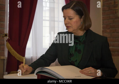 Andrea Bekić, l'Ambassadeur croate à la Pologne, signe le livre d'or lors d'une visite au cours d'une célébration culturelle croate lors de la 15e Brigade mécanisée polonaise, la Pologne, l'administration centrale le 12 février 2018. La multinationale unique, groupement tactique est composé d'États-Unis, Royaume-Uni, croate et soldats roumains servir avec la 15e Brigade mécanisée polonaise comme une force de dissuasion dans le nord-est de la Pologne à l'appui de l'OTAN vers l'amélioration de la présence. (U.S. Photo de l'armée par la CPS. Andrew McNeil/ Mobile 22e Détachement des affaires publiques) Banque D'Images