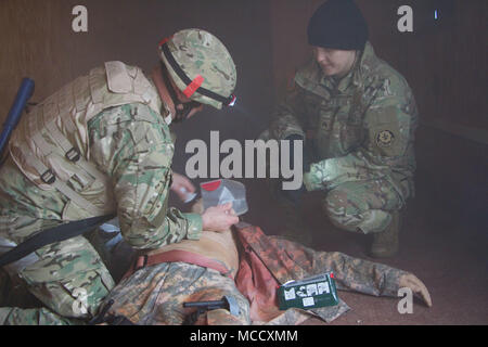 Le Sgt. Staci Daniel (R), un chef d'équipe d'évacuation médicale de 1er Escadron, 2e régiment de cavalerie, observe un soldat du 11e Bataillon d'infanterie légère, 1re Brigade d'infanterie, les Forces terrestres géorgiennes, traiter une victime simulée au cours d'un Combat Life Saver 9 Février 2018 Bien sûr, au centre de formation de simulation médicale dans la zone d'entraînement Grafenwoehr, Allemagne. Les soldats ont chargé le cours sont à partir de la 2e et 7e régiment de cavalerie de la commande d'entraînement de l'armée. (Photo : Le s.. Jennifer Bunn) Banque D'Images