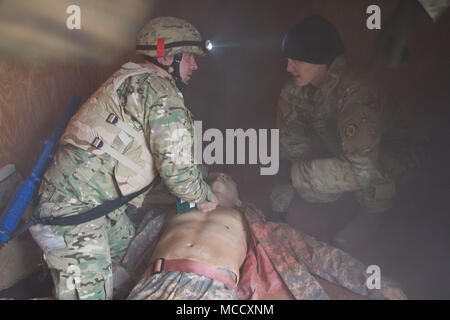 Le Sgt. Staci Daniel (R), un chef d'équipe d'évacuation médicale de 1er Escadron, 2e régiment de cavalerie s'assure qu'un soldat du 11e Bataillon d'infanterie légère, 1re Brigade d'infanterie, les Forces terrestres géorgienne est le traitement d'une victime simulée correctement au cours d'un Combat Life Saver 9 Février 2018 Bien sûr, au centre de formation de simulation médicale dans la zone d'entraînement Grafenwoehr, Allemagne. Les soldats ont chargé le cours sont à partir de la 2e et 7e régiment de cavalerie de la commande d'entraînement de l'armée. (Photo : Le s.. Jennifer Bunn) Banque D'Images